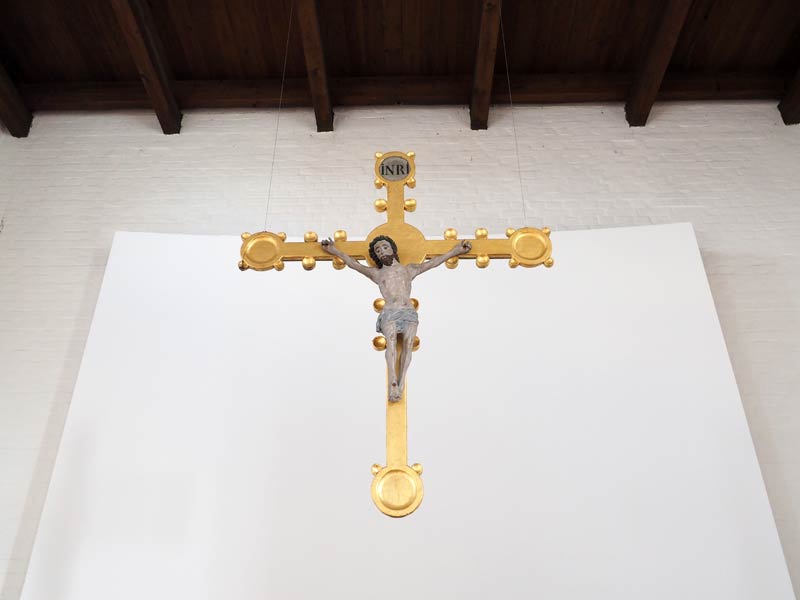 Kruzifix über dem Altar